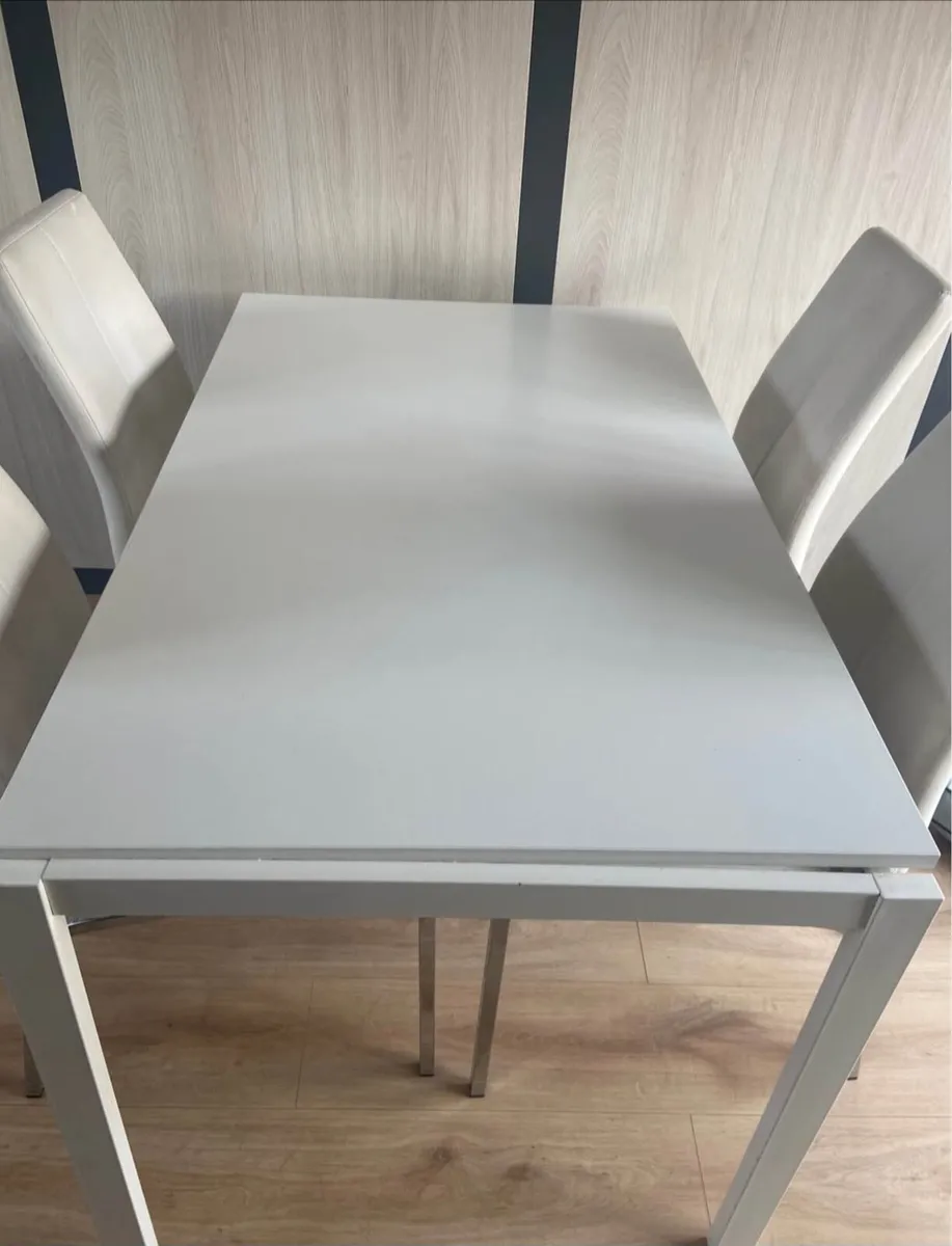 Table and chairs - Image 2