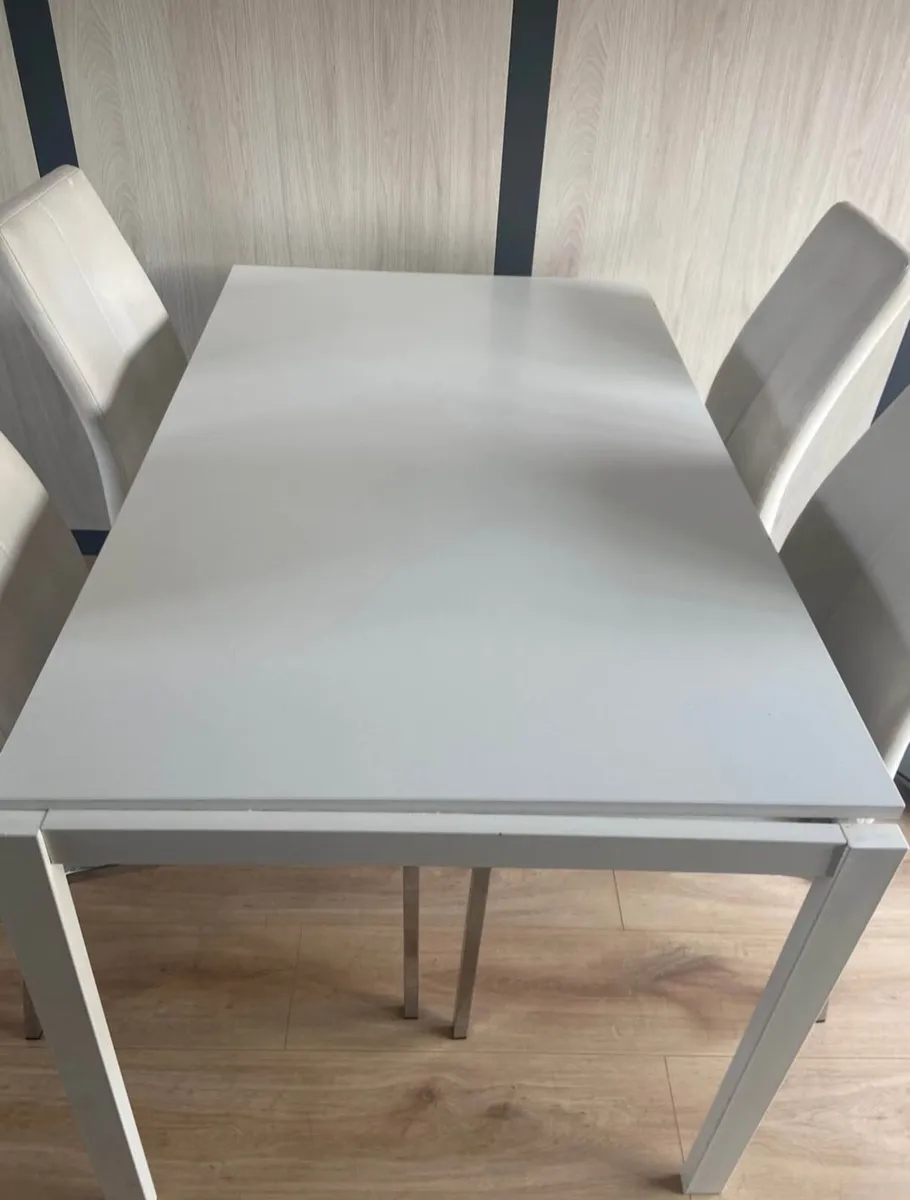 Table and chairs - Image 3