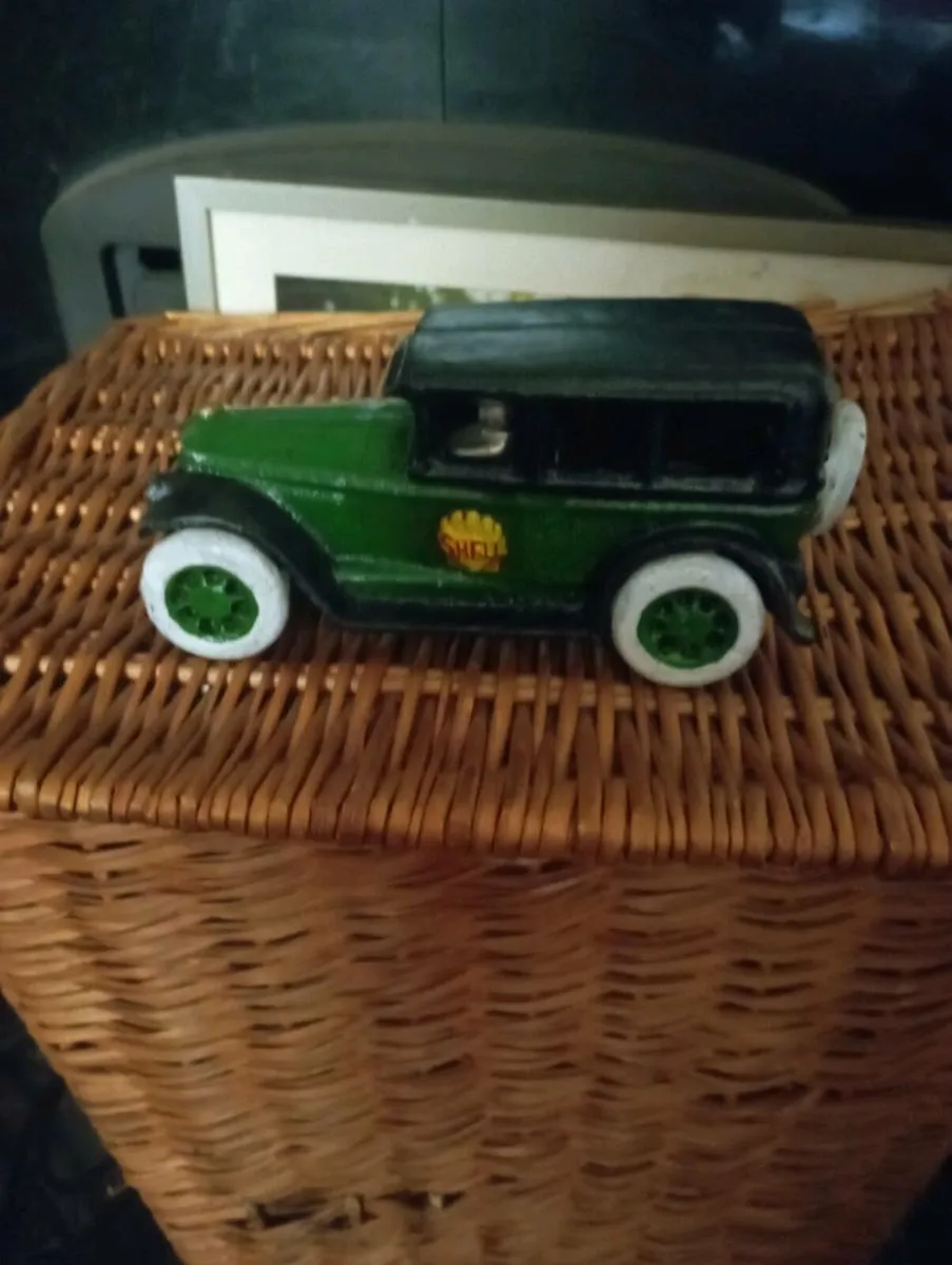 FORD MOTLE T CAST IRON  CAR 1-18 SCALE - Image 1