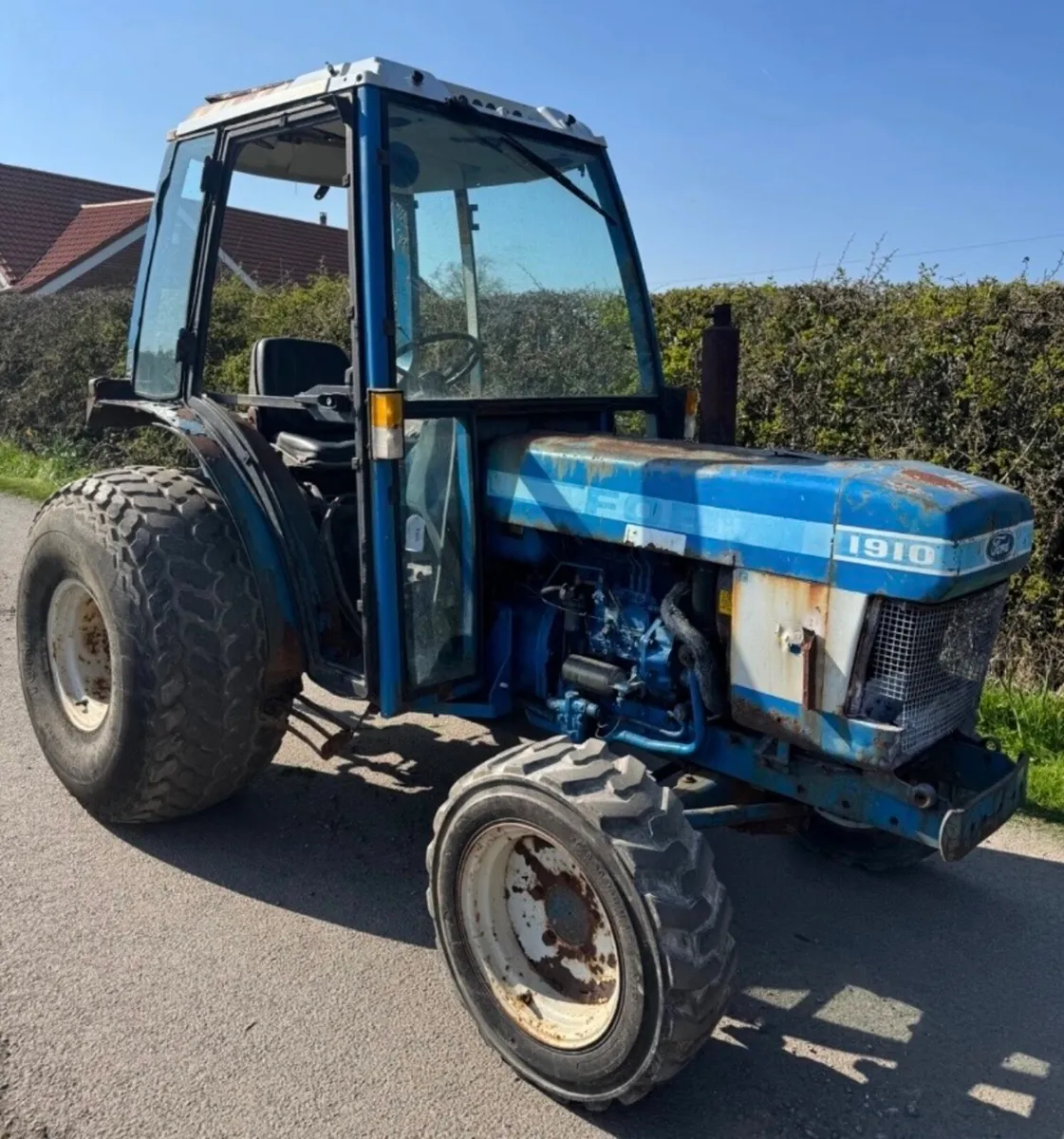 Ford 1910 4WD compact tractor - Image 1