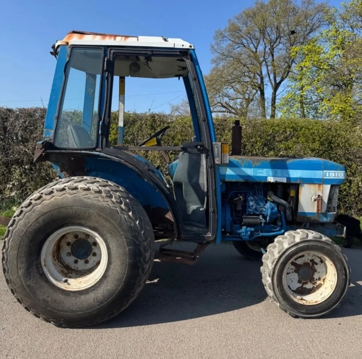 Ford 1910 4WD compact tractor - Image 2