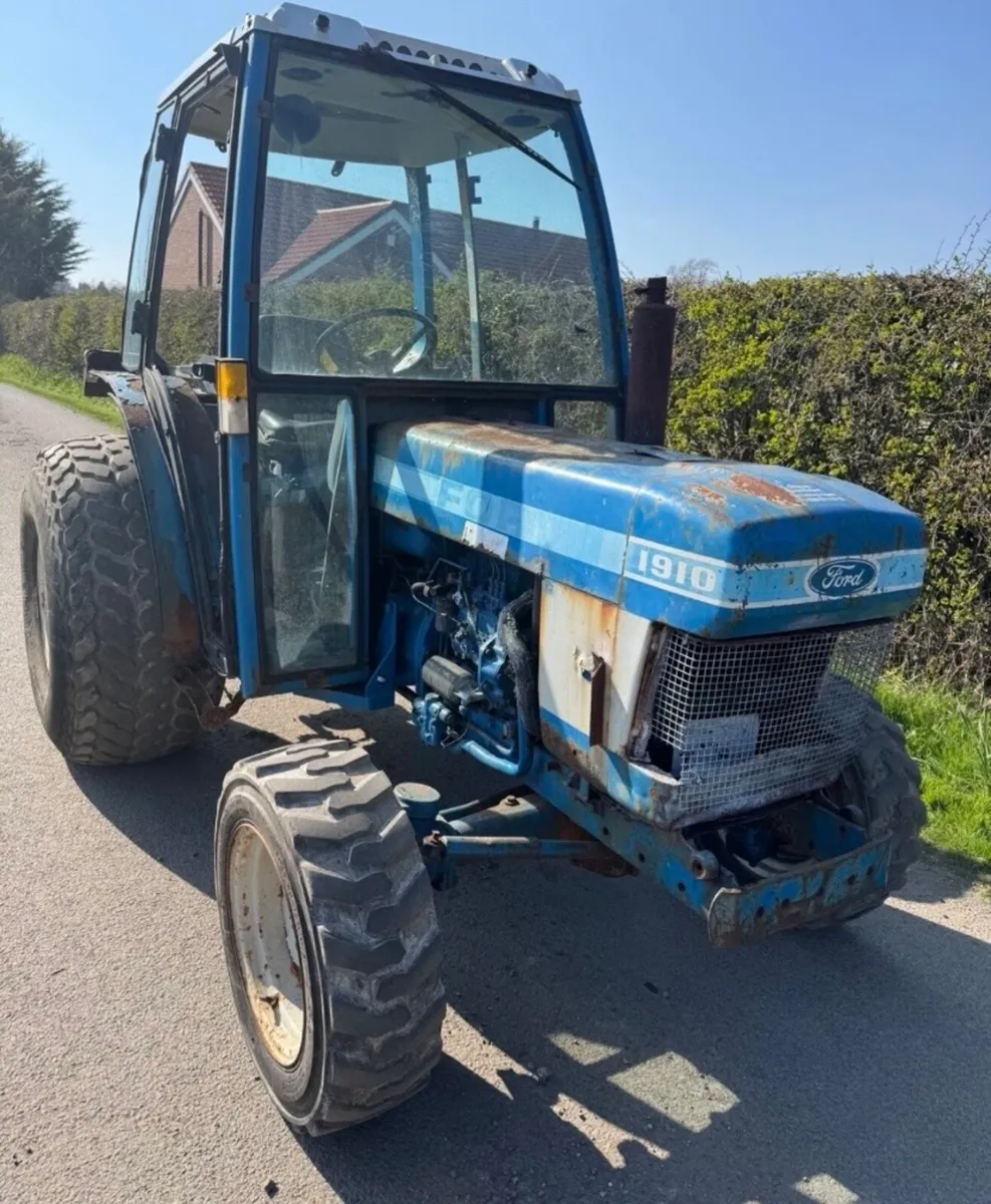 Ford 1910 4WD compact tractor - Image 3