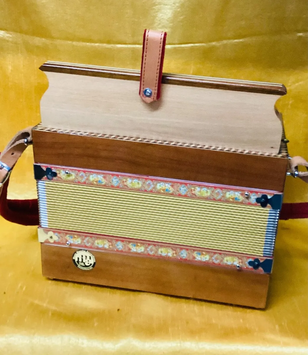 ALESSANDRINI B/C 3 VOICE WOODEN BUTTON ACCORDION - Image 4