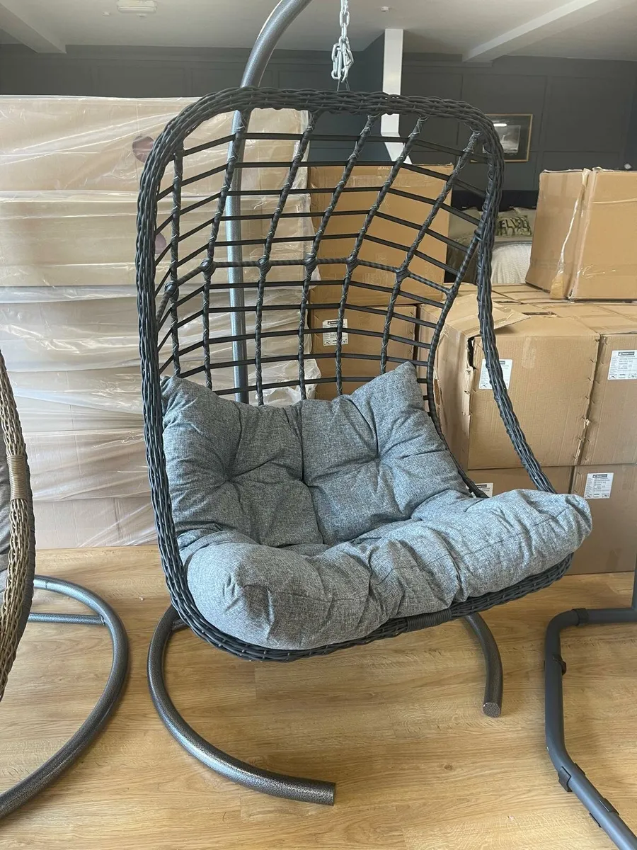 Egg Chair with a slight cosmetic defect - Image 3
