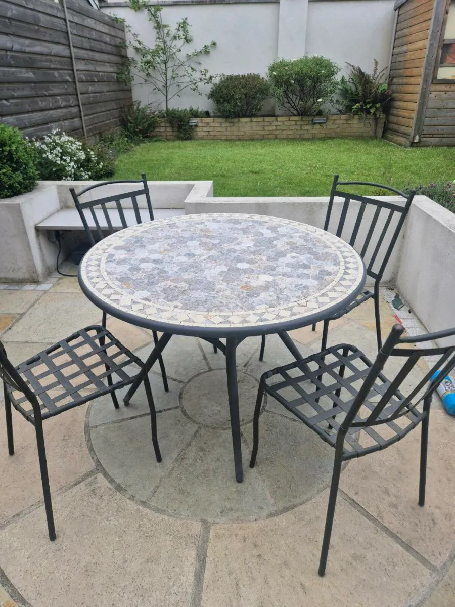 Round iron garden table and chairs - Image 1