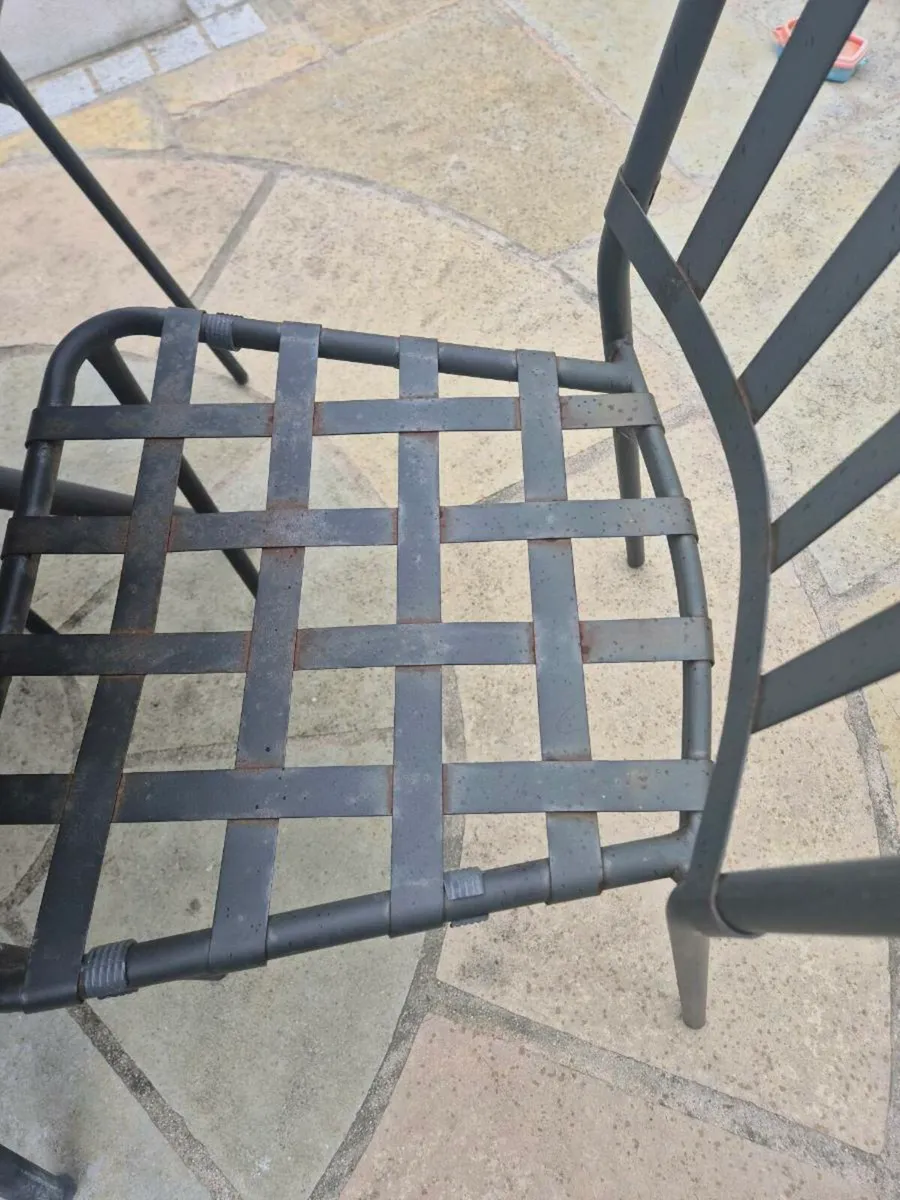 Round iron garden table and chairs - Image 2