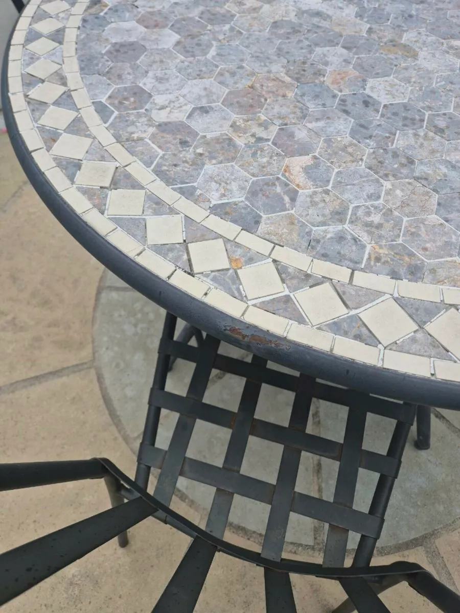 Round iron garden table and chairs - Image 3