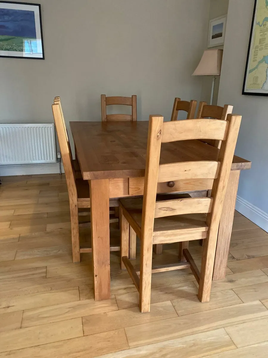 Table and chairs - Image 1