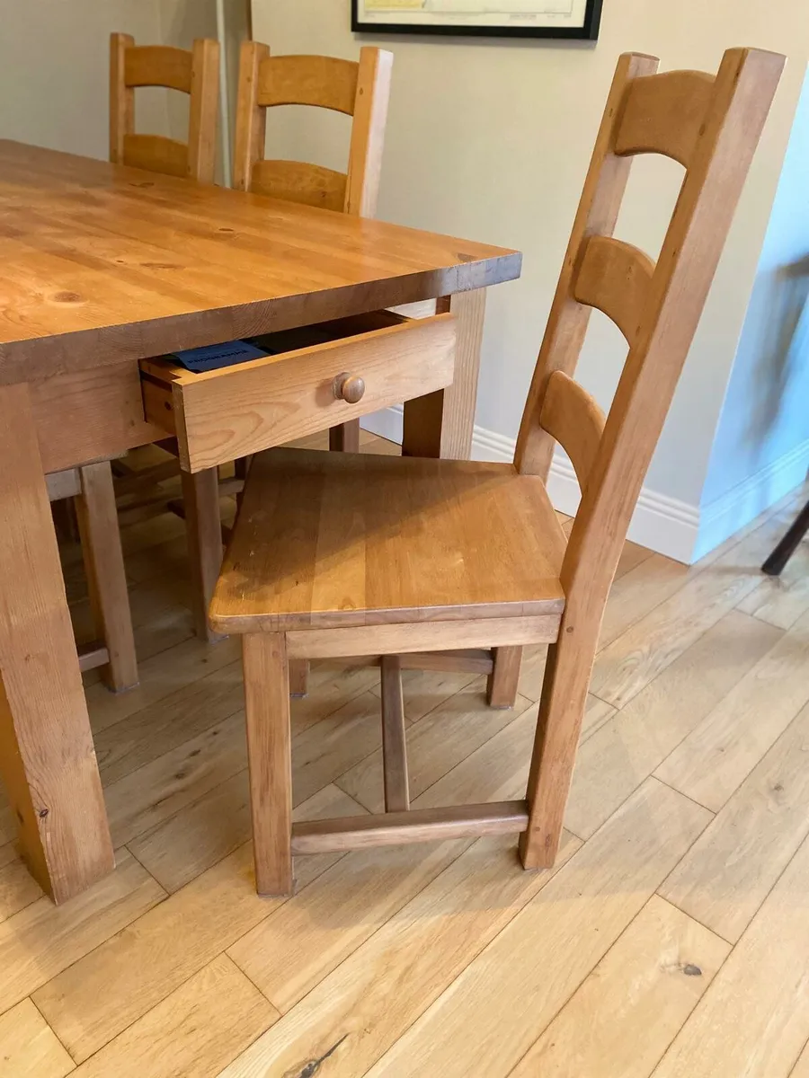 Table and chairs - Image 2