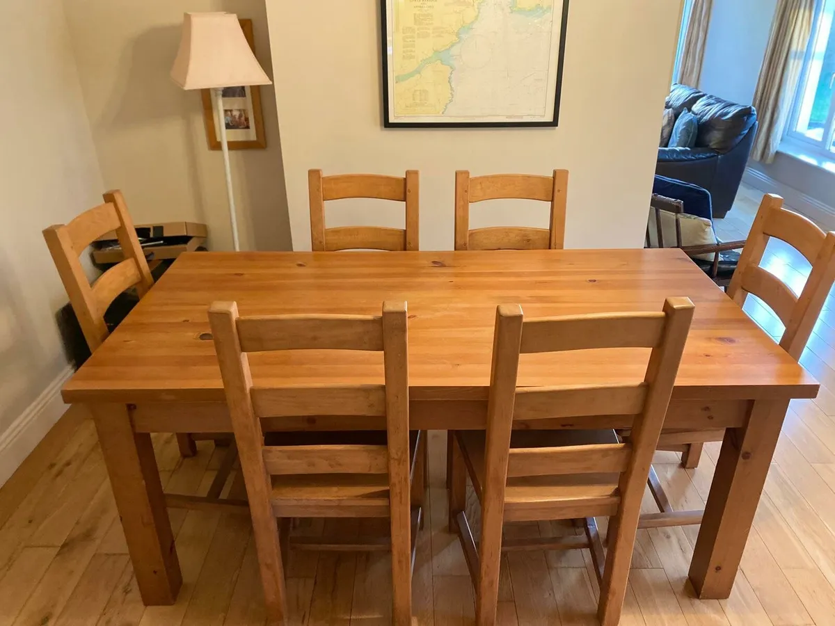 Table and chairs - Image 3