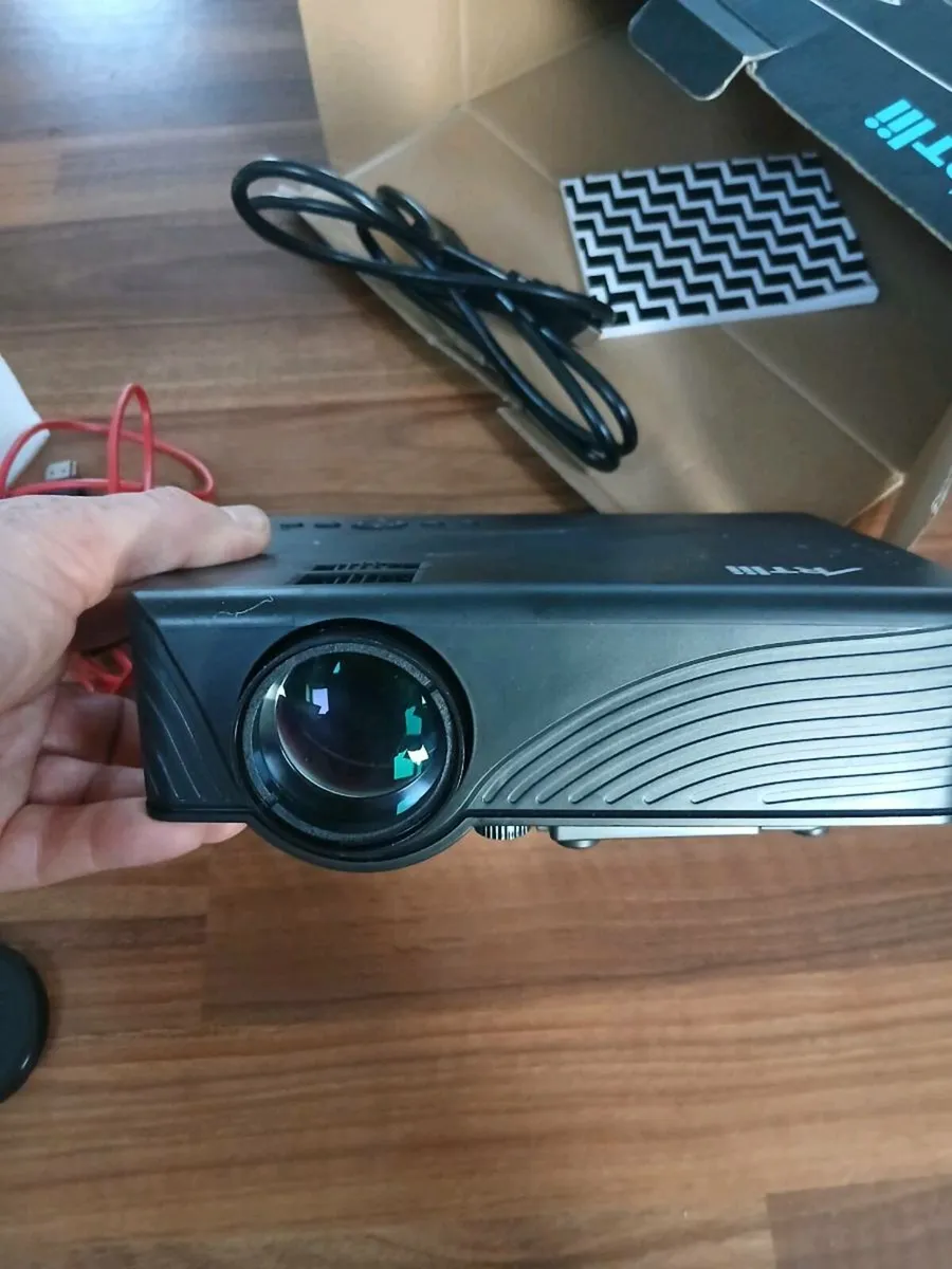 Artlii home theatre projector - Image 1