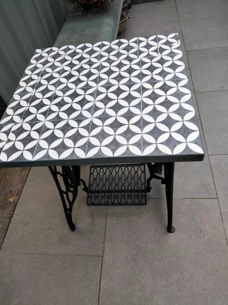 Garden patio table - Image 1