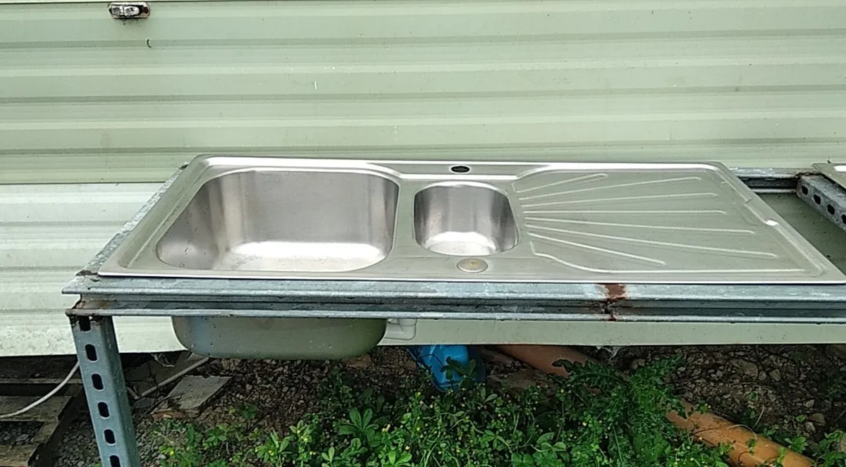 Kitchen sinks - Image 1