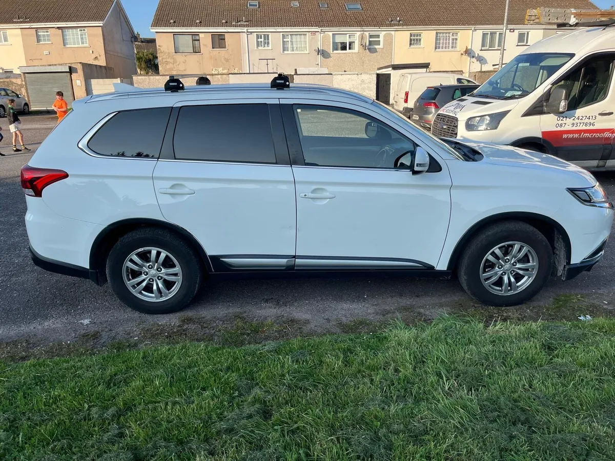 2018 Mitsubishi outlander - Image 2