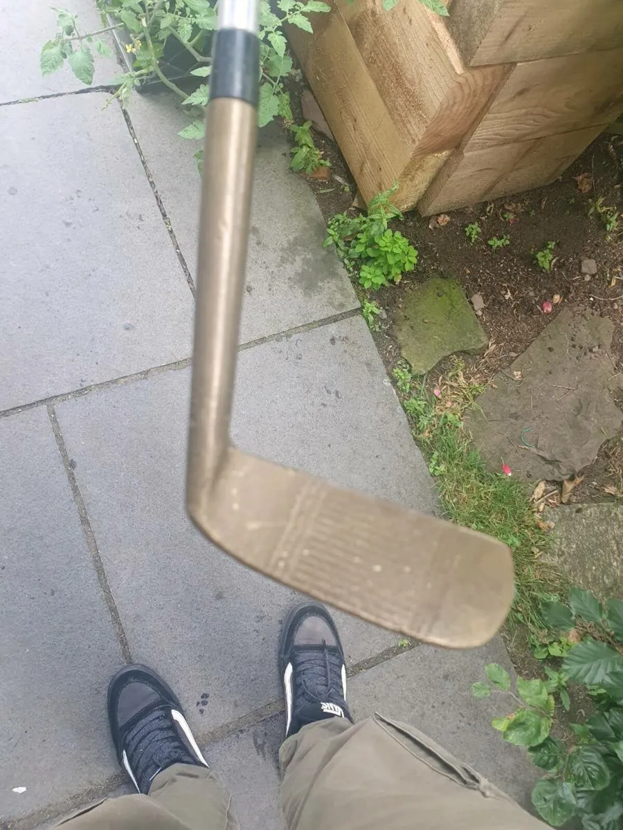 Vintage brass golf putter - Image 1
