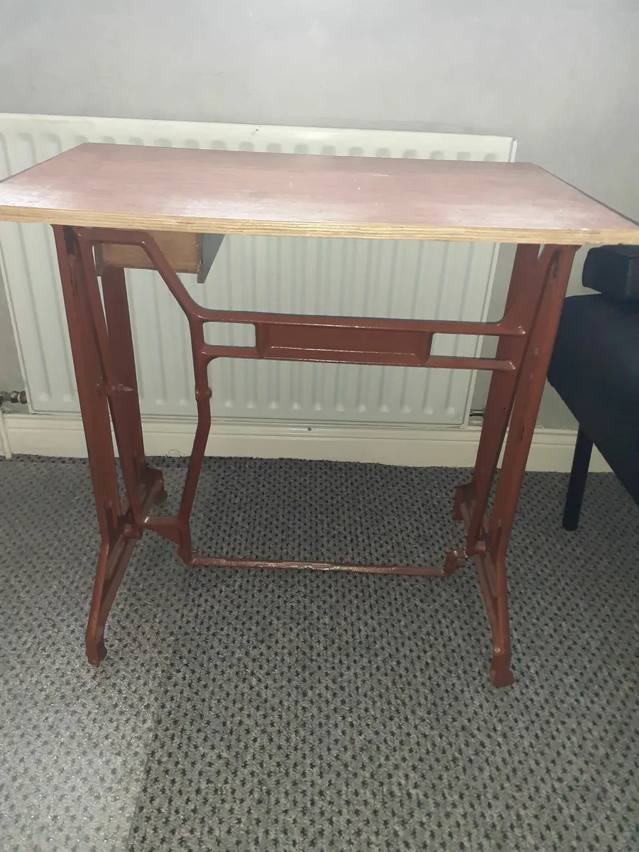 Sewing table - Image 1