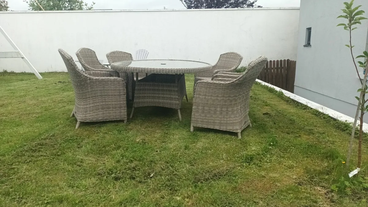 External table & chairs - Image 1