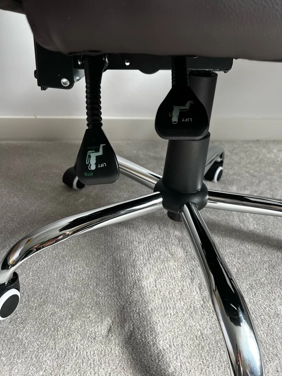 PU Leather Executive Office Chair GREAT Condition - Image 2