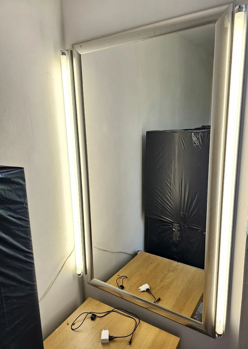 Large mirror with lights - Image 1