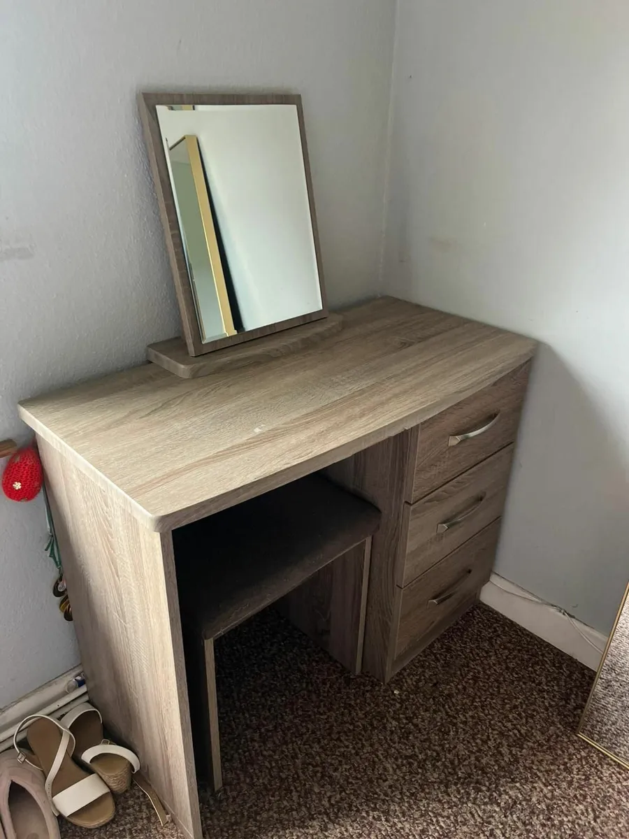 Dreser mirror and stool - Image 1