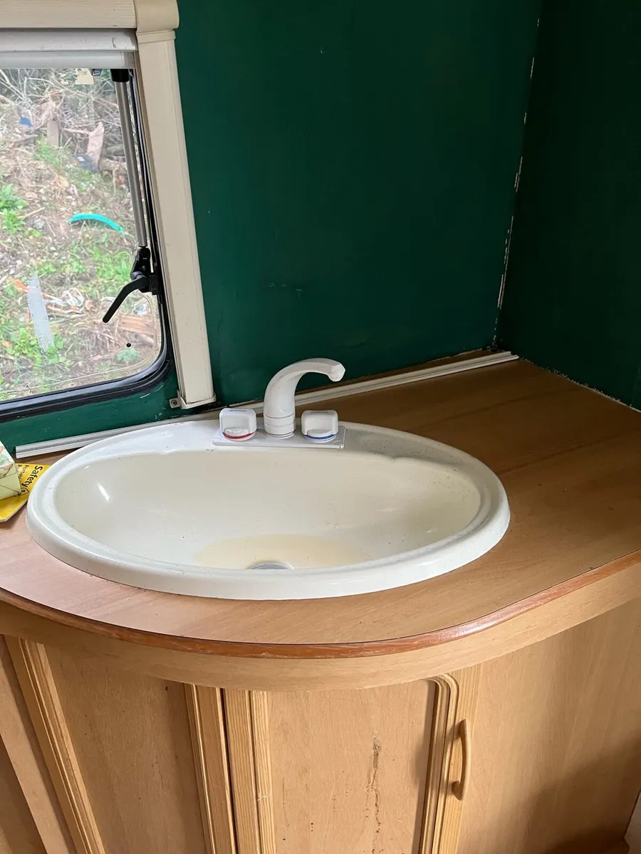 Caravan parts and windows - Image 2