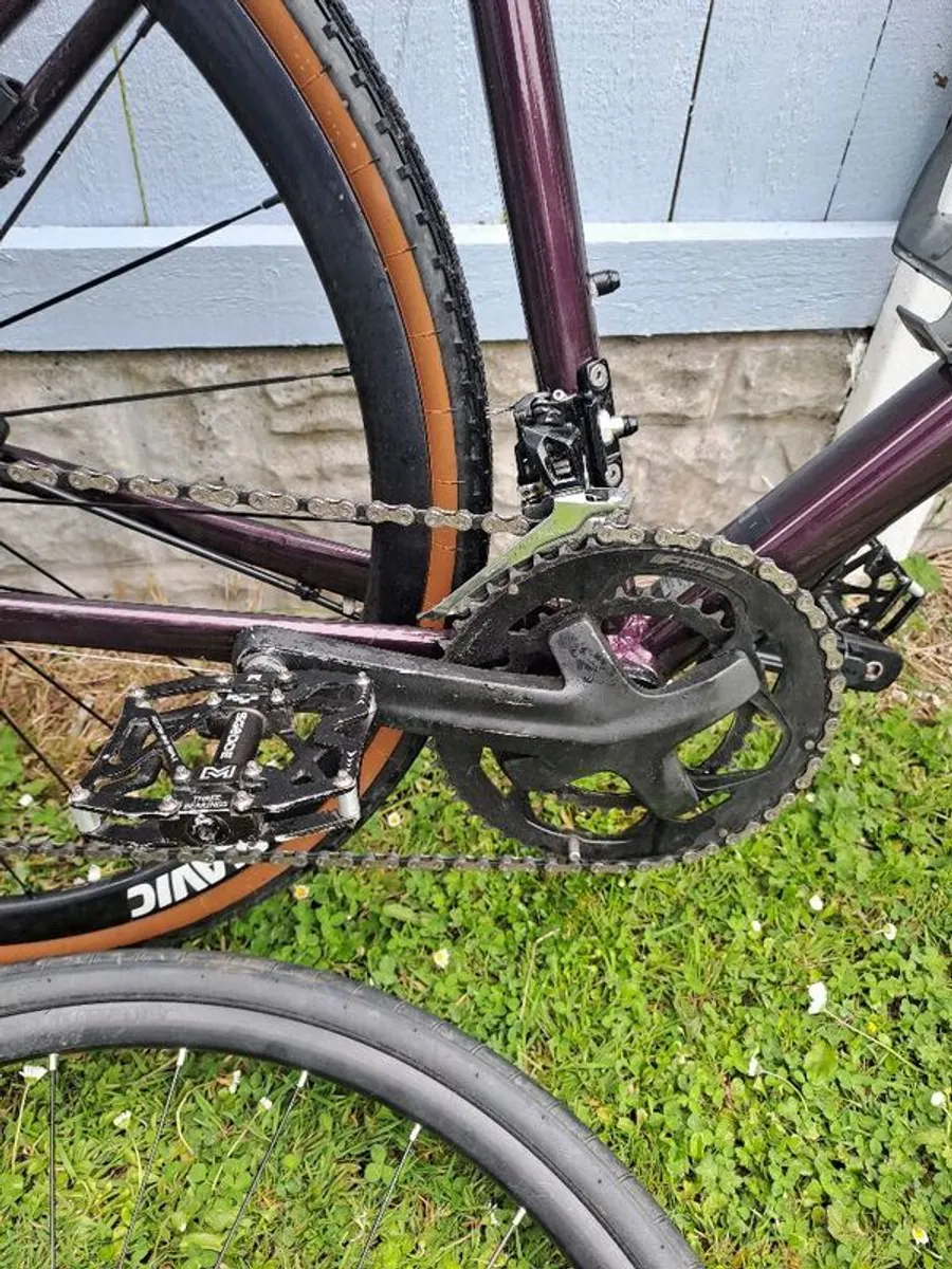 Giant fastroad sl1 flat bar hybird bike + accessories - Image 1