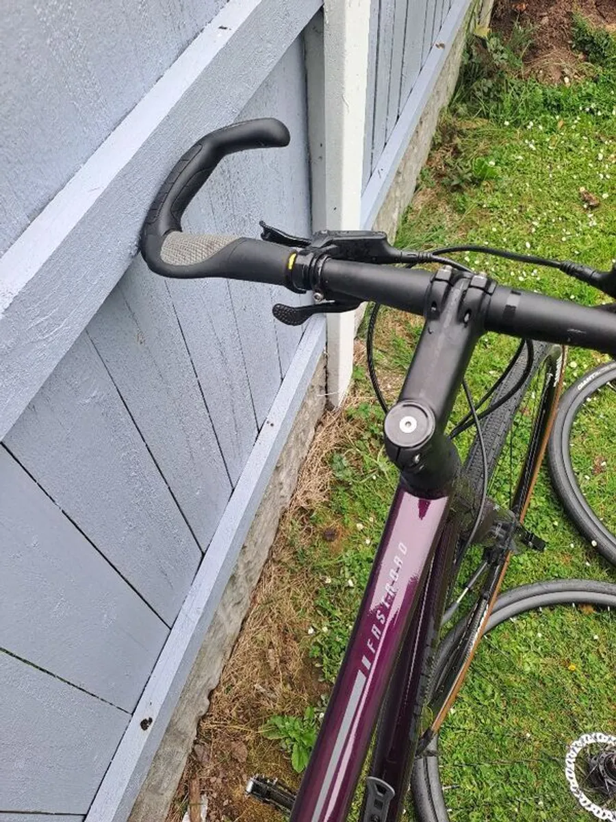 Giant fastroad sl1 flat bar hybird bike + accessories - Image 2