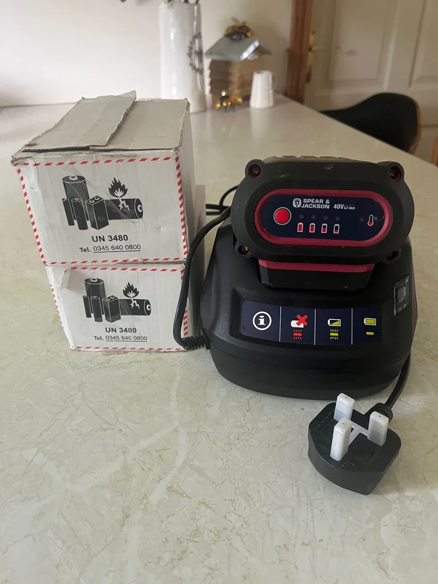 Jackson & Spear charger & 2 Batteries - Image 1