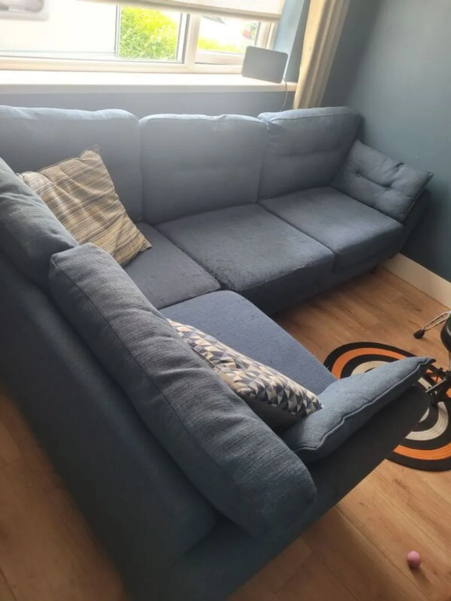Corner Sofa - used, wear and tear on the seat cushions - Image 1