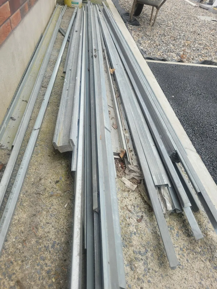 Metal plasterboard fixing