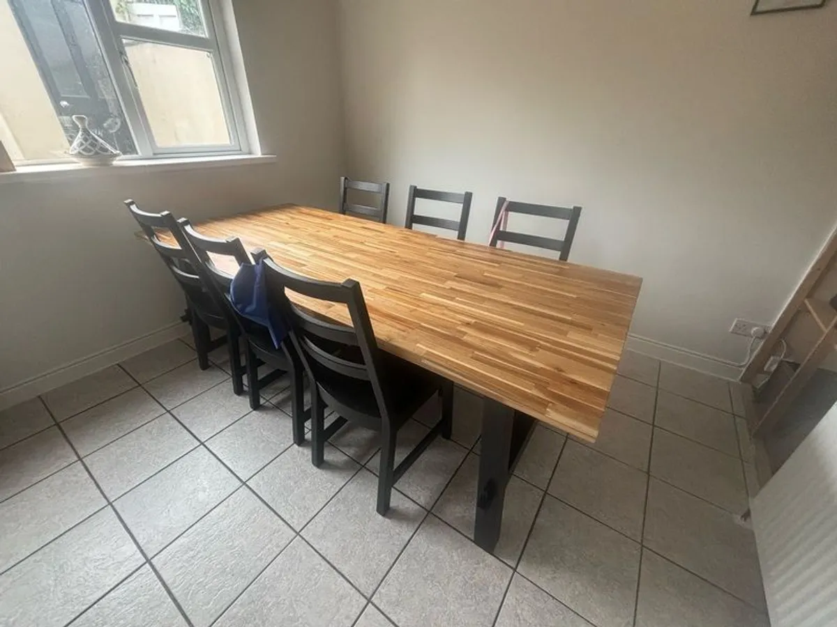 Kitchen table and chairs - Image 1