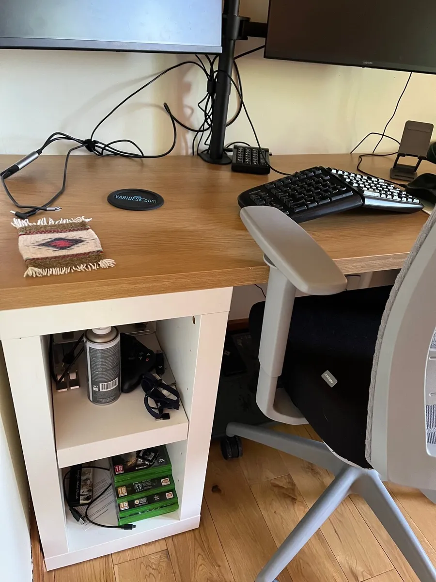 Study desk - Image 1