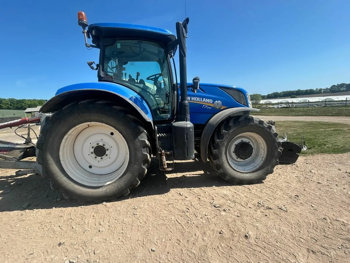 C N H  Tractors - Image 2
