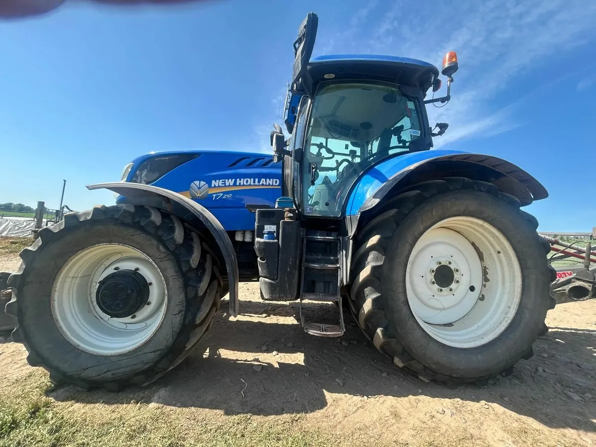 C N H  Tractors - Image 1