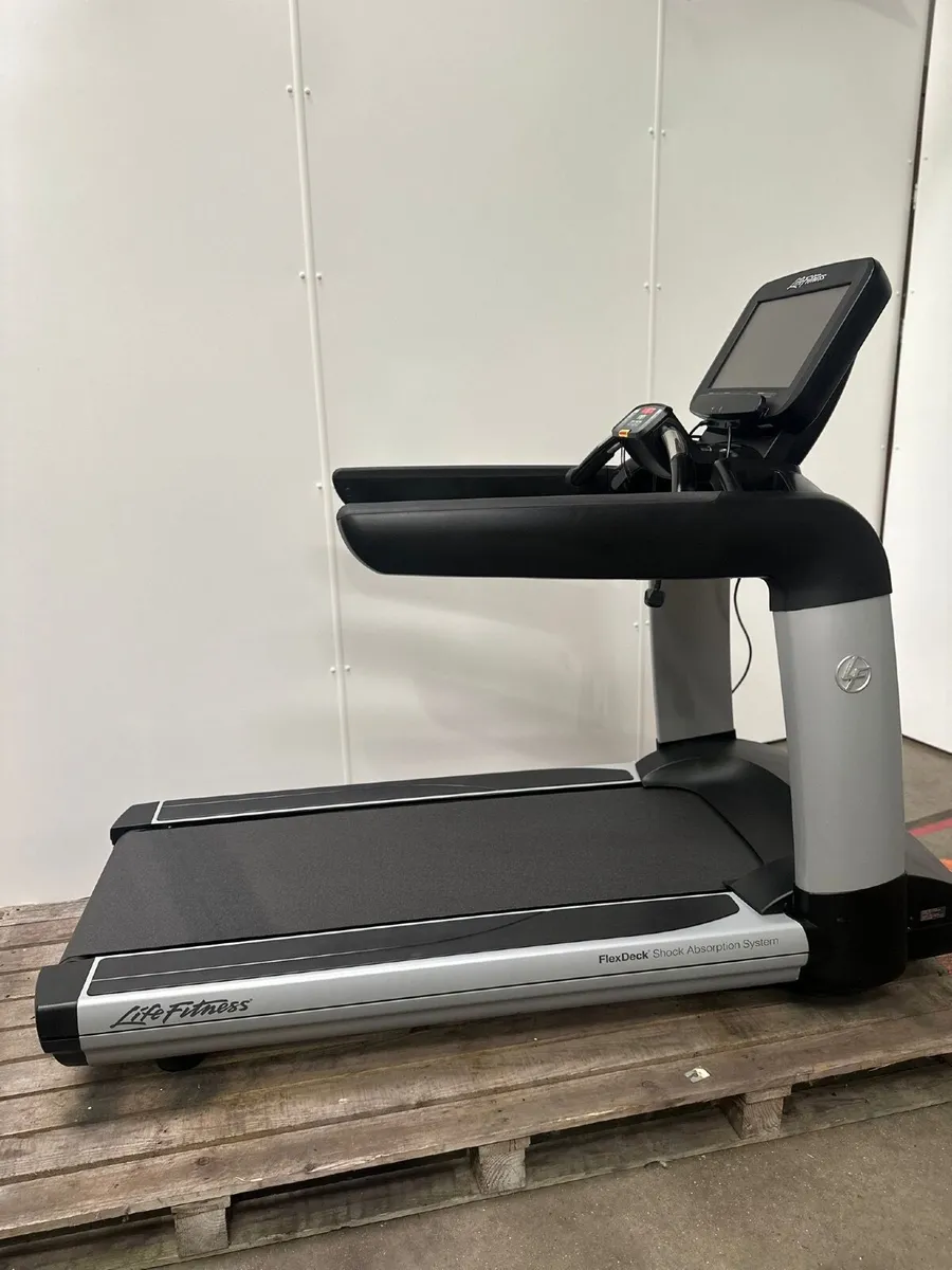 Lifefitness 95T Discovery with SE3 Console Refurb - Image 2