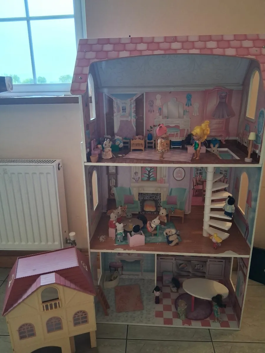 Dolls house and Sylvanians - Image 1