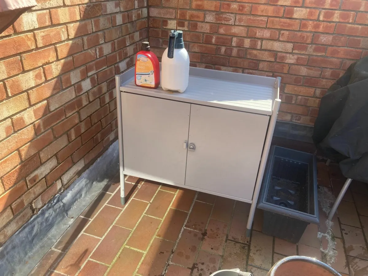 Metal cabinet