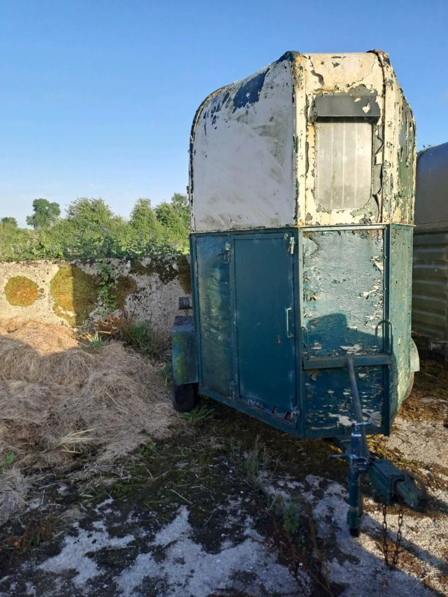 Horse box - Image 1