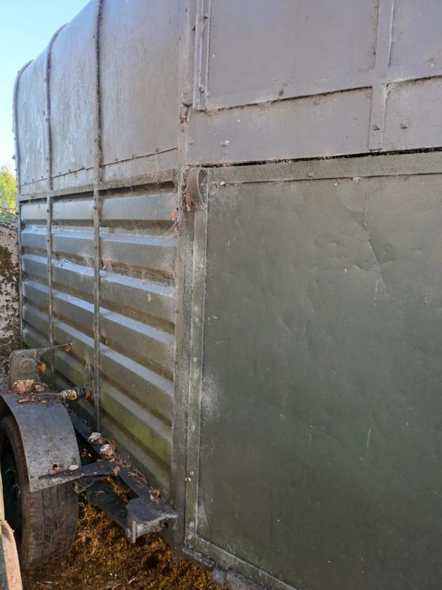 Horse box - Image 1