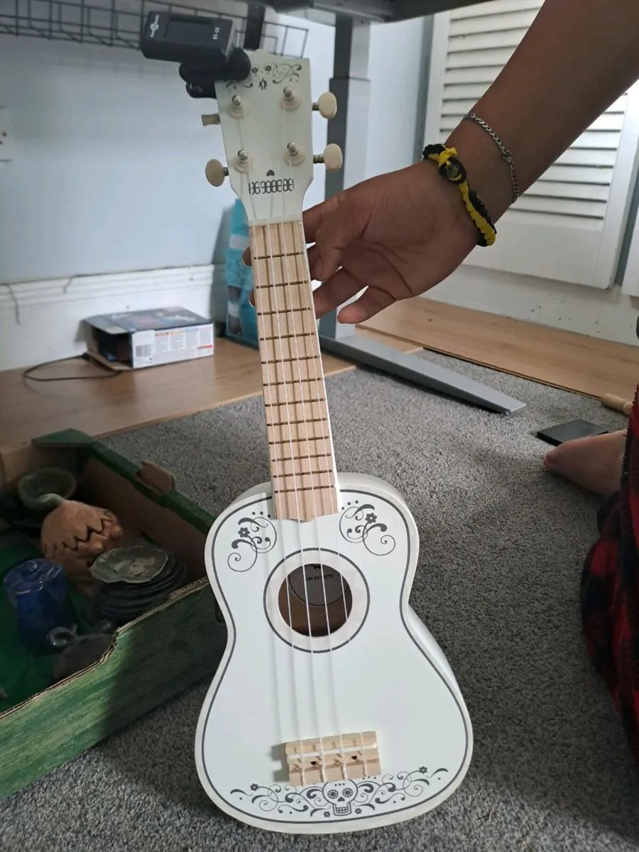 White Ukelele