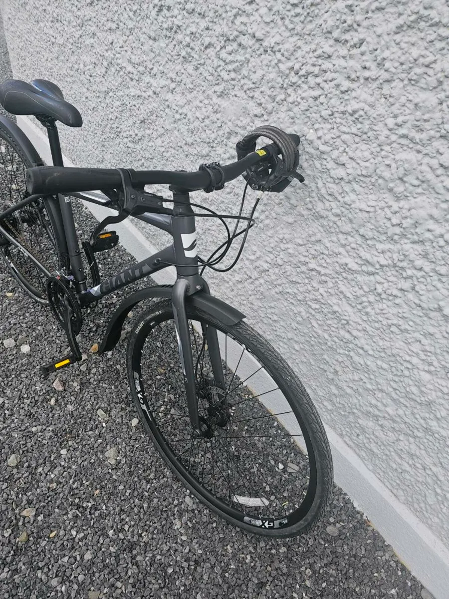 Giant Escape 2 Disc Mens Hybrid Bike - Matte - Image 3