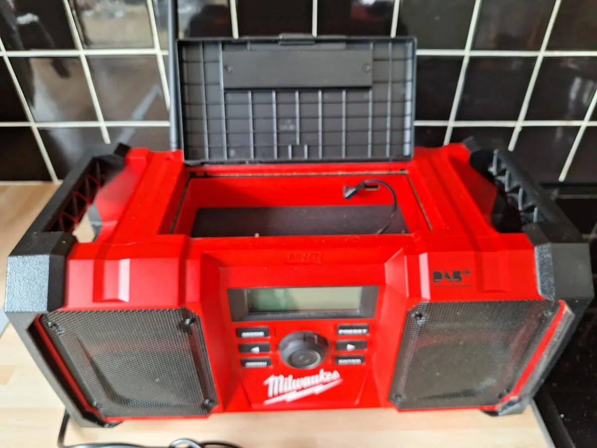 Milwaukee M18 work site radio - Image 2