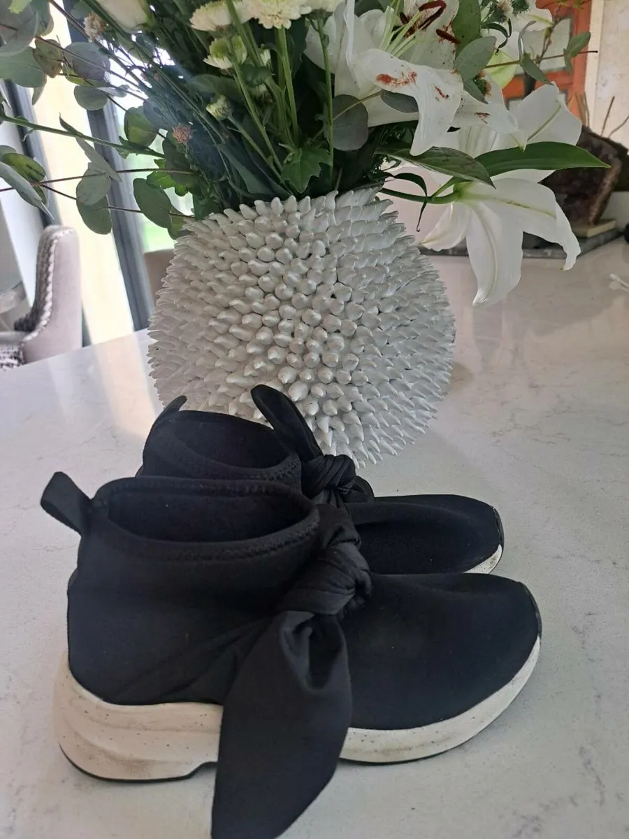Girls zara black bow boots 32 uk13 - Image 1