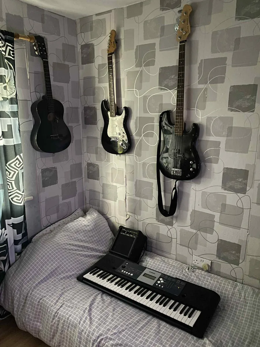 Music set bass guitars and piano - Image 1