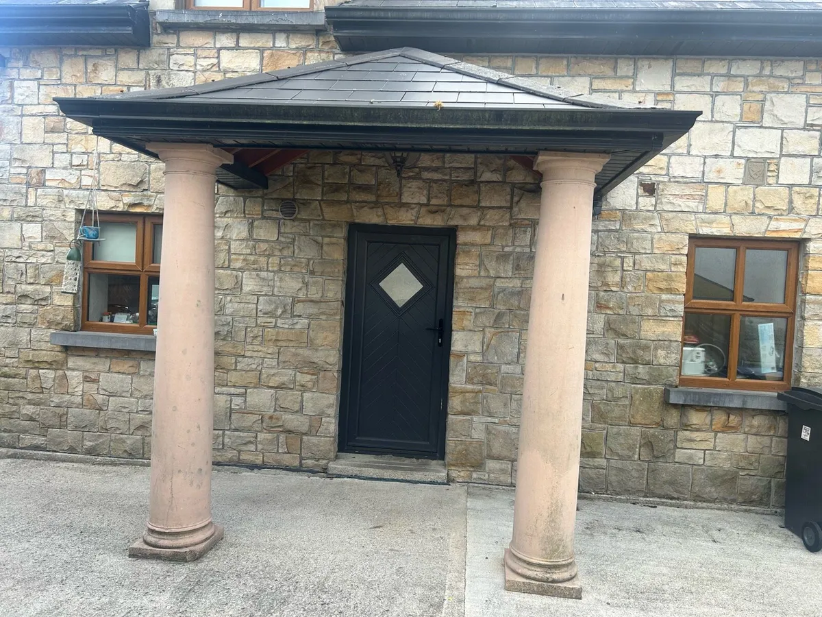 Porch with sandstone columns - Image 2