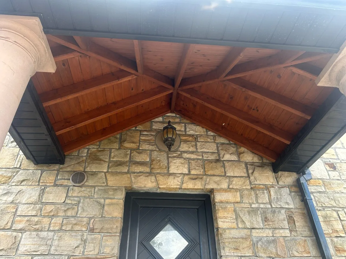 Porch with sandstone columns - Image 3