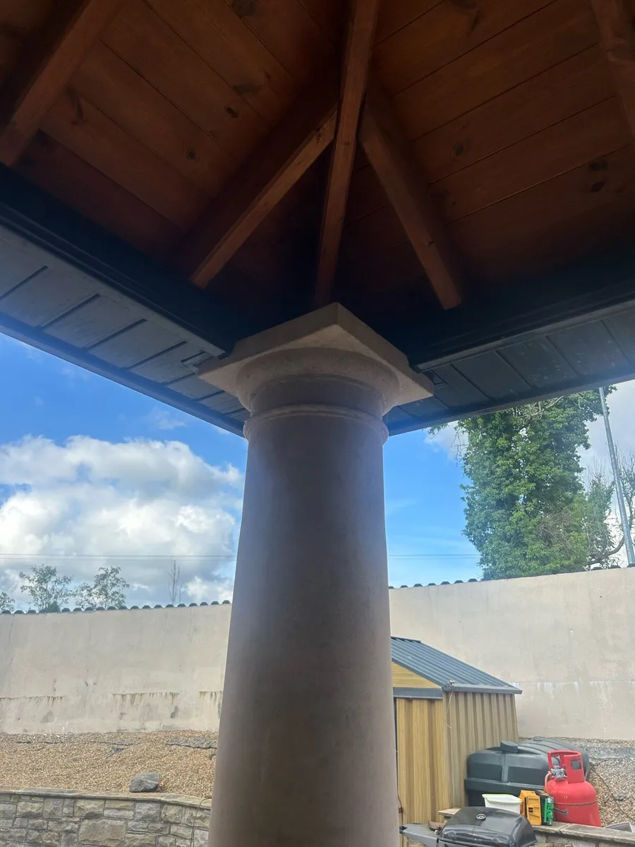 Porch with sandstone columns - Image 4