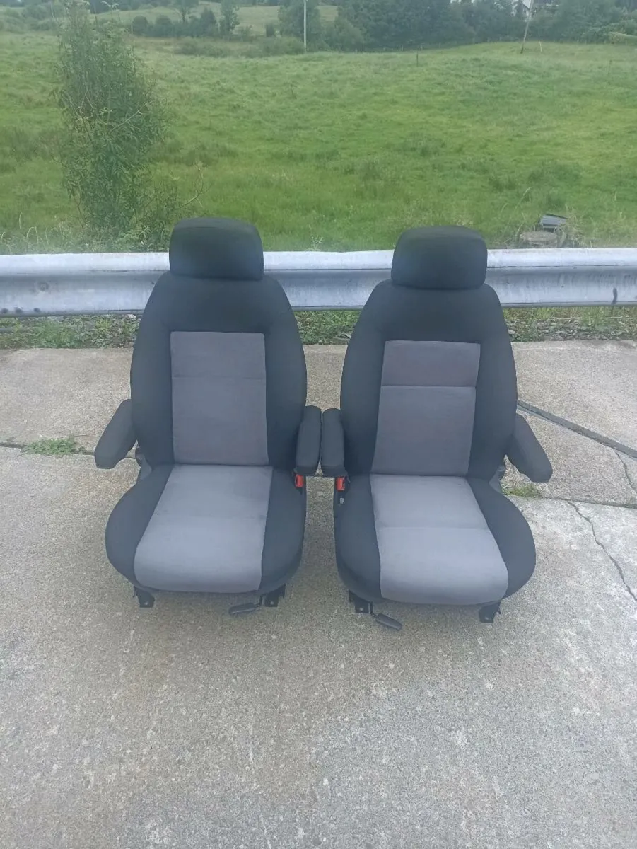 Swivel seats - Image 1