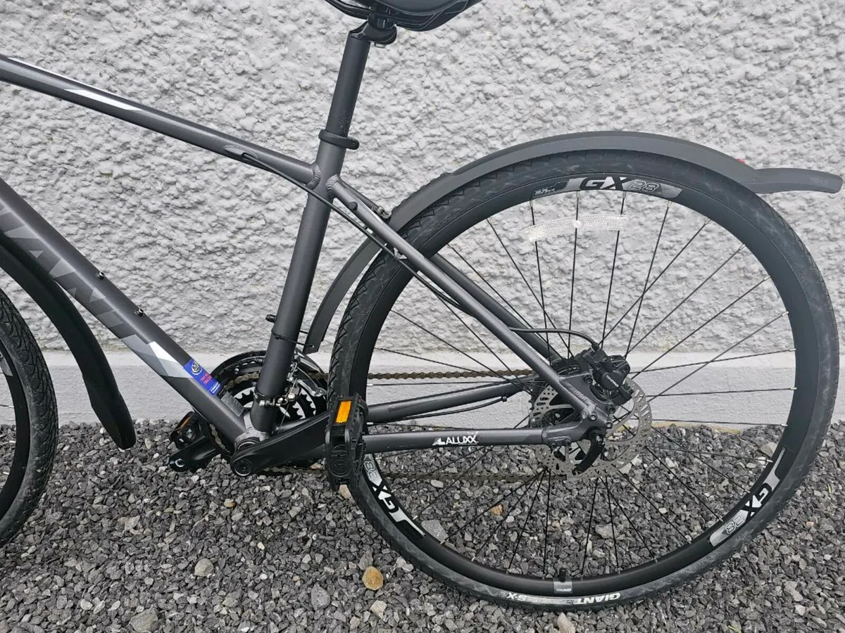 Giant Escape 2 Disc Mens Hybrid Bike - Matte Black - Image 2