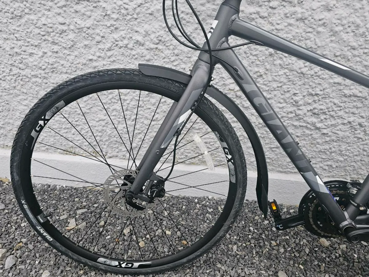 Giant Escape 2 Disc Mens Hybrid Bike - Matte Black - Image 3